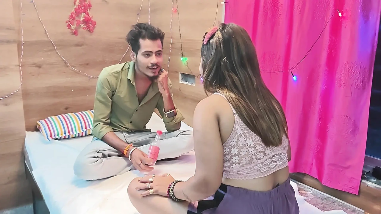 印度兄弟一边玩一边和他阿姨的女儿做爱, 视频热辣