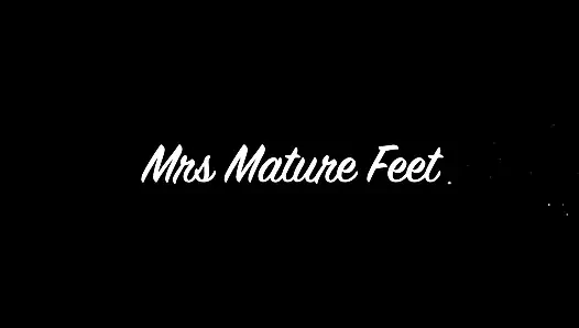 Mrs Mature Feet stripping nude and showing her stinky sandals 482