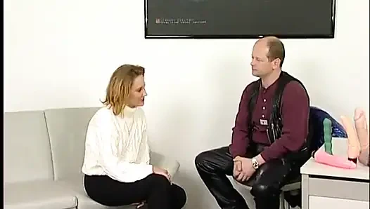 Крошка-блондинка сосет большой дилдо, затем получает его в ее татуированную киску