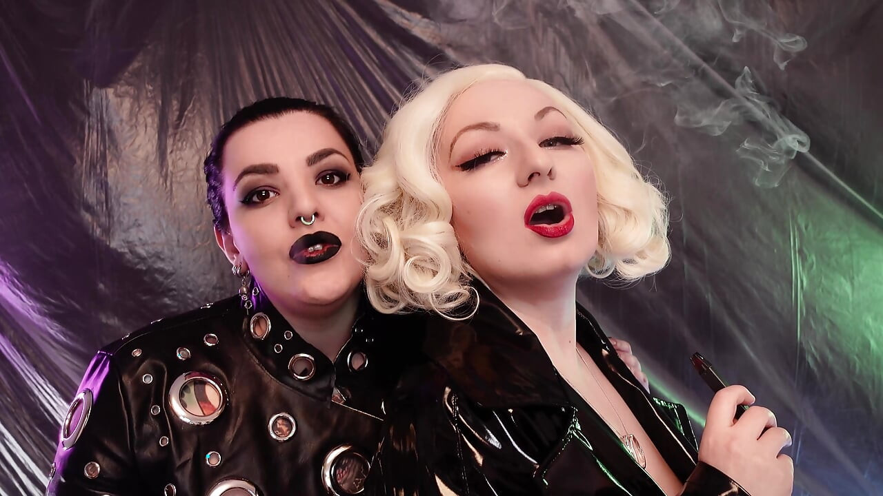 Fetiș cu fumat - masturbare lesbiană încet cu fum - Arya Grander și Dredda Dark