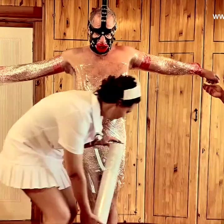 Dominatrix - April en sacrificio de esclavo