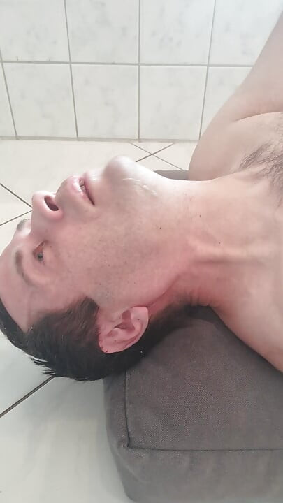 Eu como minha própria garganta
