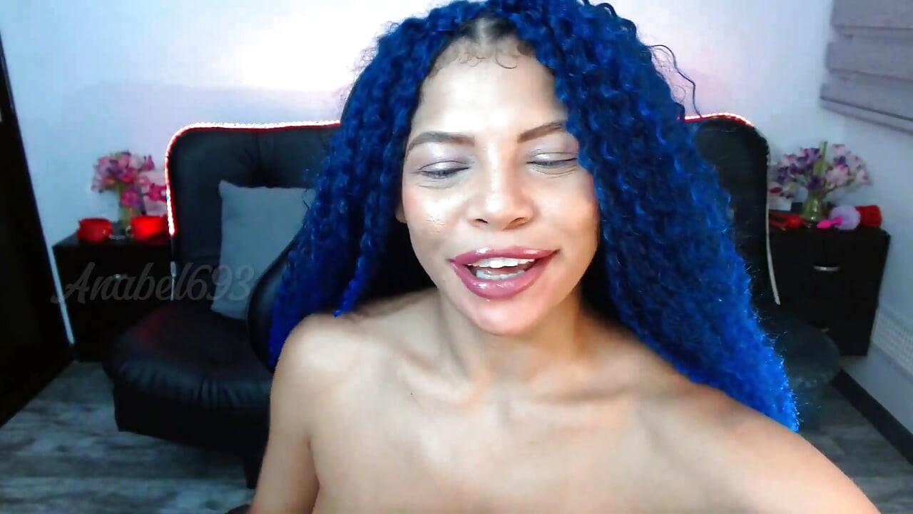 푸른 여신이 하얀 음경으로 그녀의 목을 타고 섹스한다