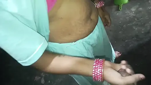 In der Küche wurde Wasser aus dem Penis entfernt, zeigt große möpse und Hindi-audio bester handjob.