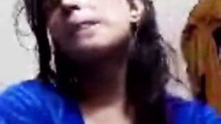 Menina paquistanesa videochamada com namorado