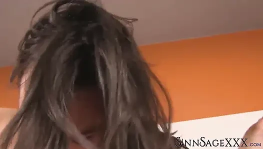 Sinn Sage georgia jones sıkı amcığını almak için takma yarak kullanıyor