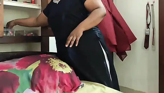 Индийская изогнутая девушка полностью обнаженная и одевается