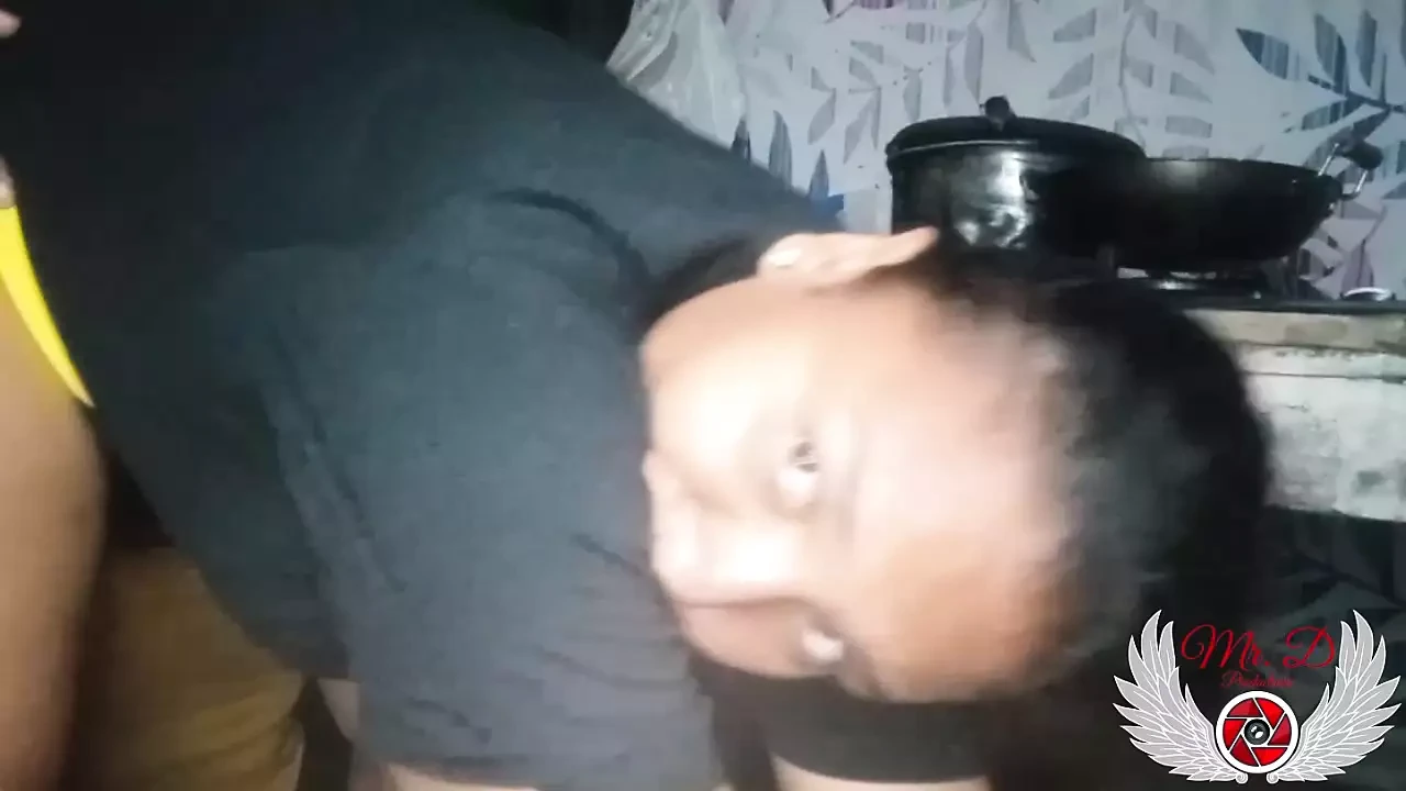 我岳母洗澡时在厨房做爱