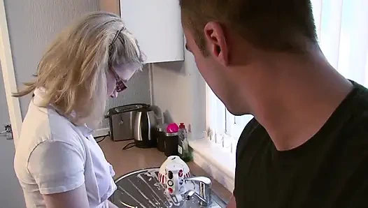 Azgın sarışın genç kız mutfakta sikiliyor ve sağıyor