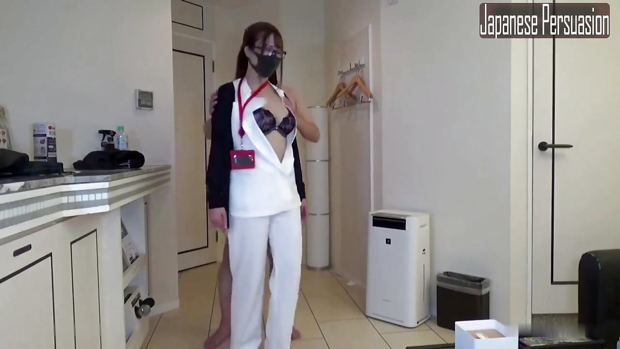 병원에서 유명한 Gyaru 간호사, 목구멍 깊숙한 쾌락이 반복되는 절정과 질싸 마무리로 이어진다