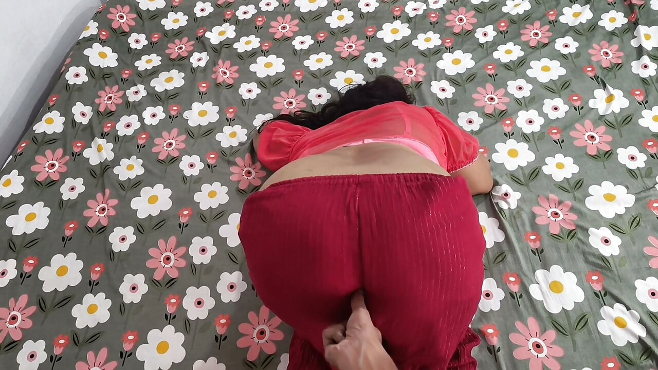 Heißes indisches Mädchen Blowjob, Titten drücken, ficken und Cumshot auf ihre Schenkel