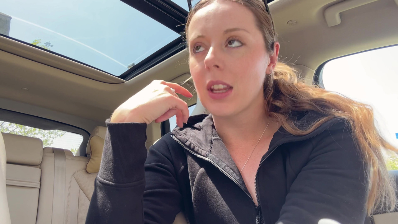 愛車の後部座席でピンクのディルドでオナニー