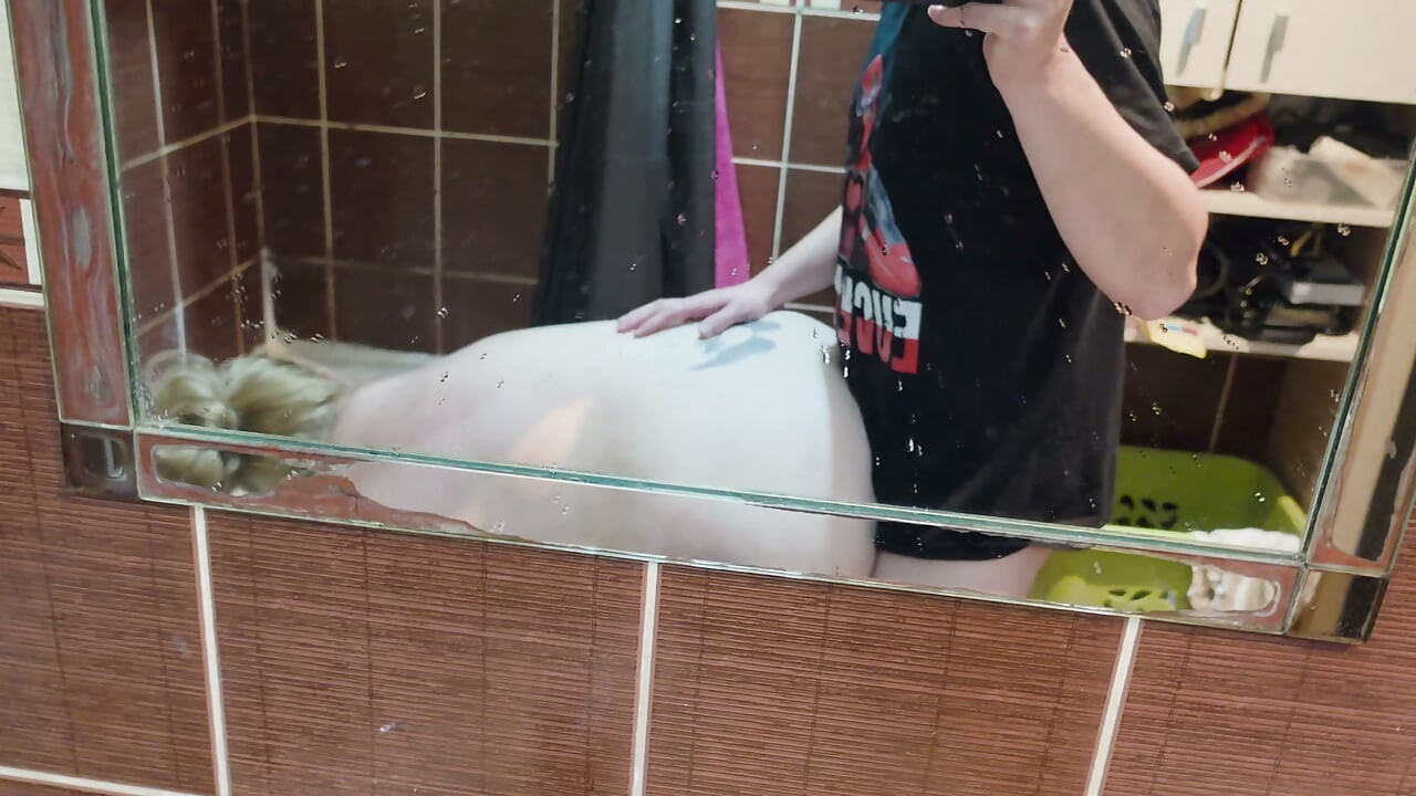 Un mari excité transforme la douche de sa femme en sexe torride, masturbation mutuelle et éjaculation énorme