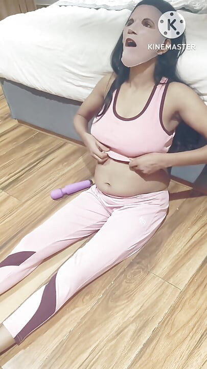 Desi vruća Bhabhi s velikim sisama masterbira pičku pred mužem u hotelu