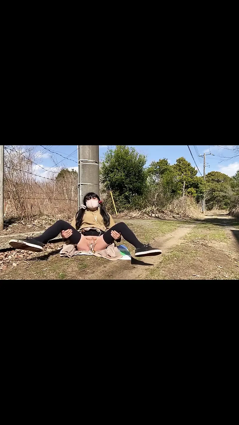 No.134 Tacky Pussy-exposing Walk