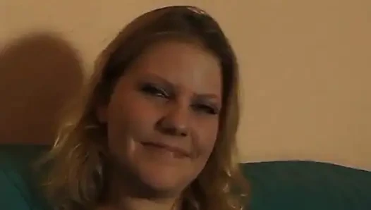 Sarışın hatun oyuncu seçmelerinde amını ovuyor ve parmaklıyor