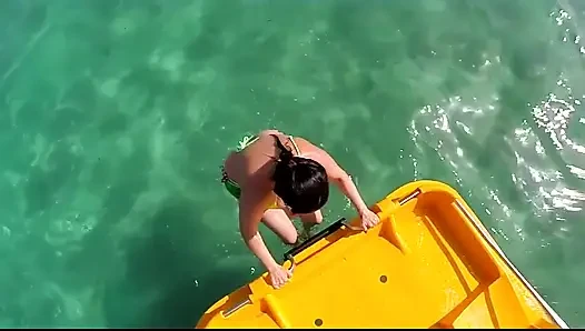 Aku lagi asik memeknya pakai bikini sampai banjir sperma!
