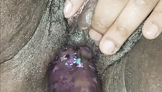 Dildoyla amını okşuyor!