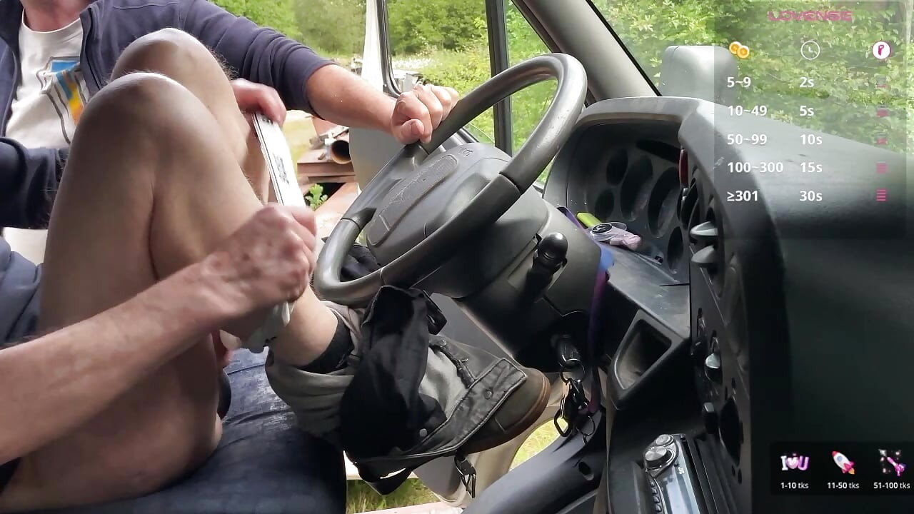 Incontro con la fermata del camion durante il giorno