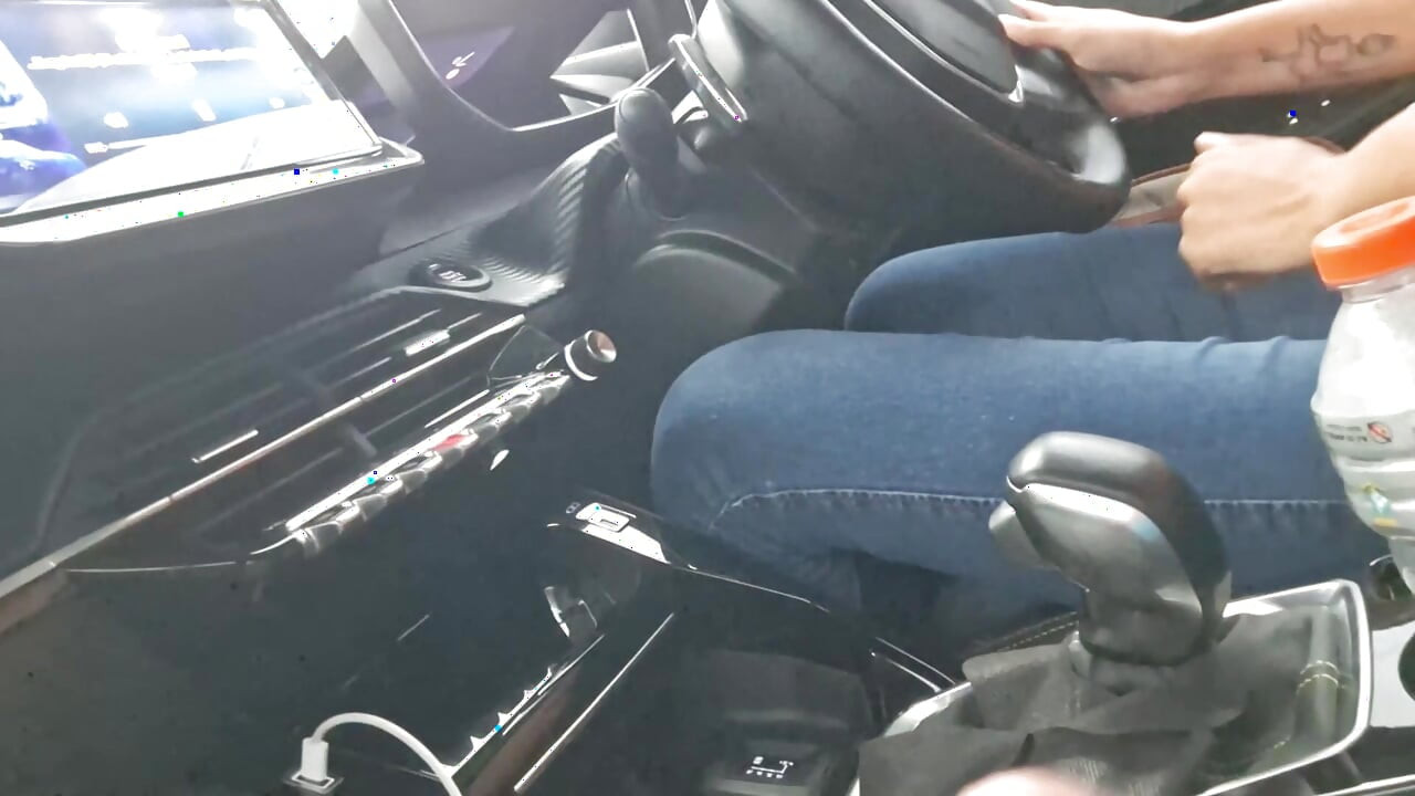 Handjob Im Auto Des App-fahrers Ließ Ihr Sperma in Den Mund Kommen!