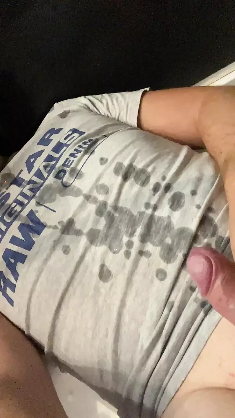 Enorme gozada sobre minha camiseta