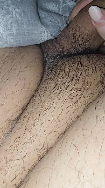 Nothing better than starting the day with a good handjob from step mom hand