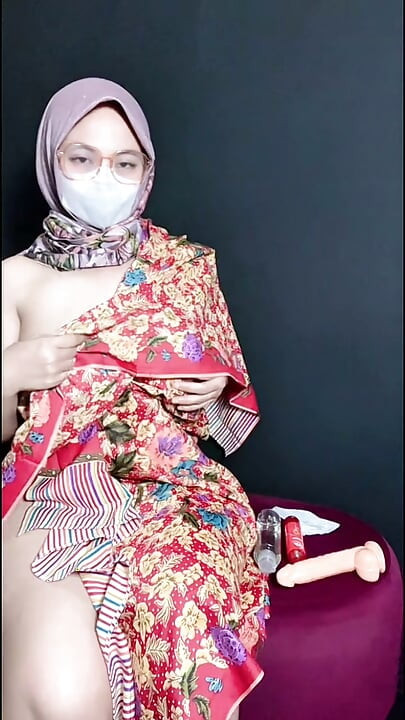 Showing off the smooth armpits of the tobrut girl ends with squirt masturbation