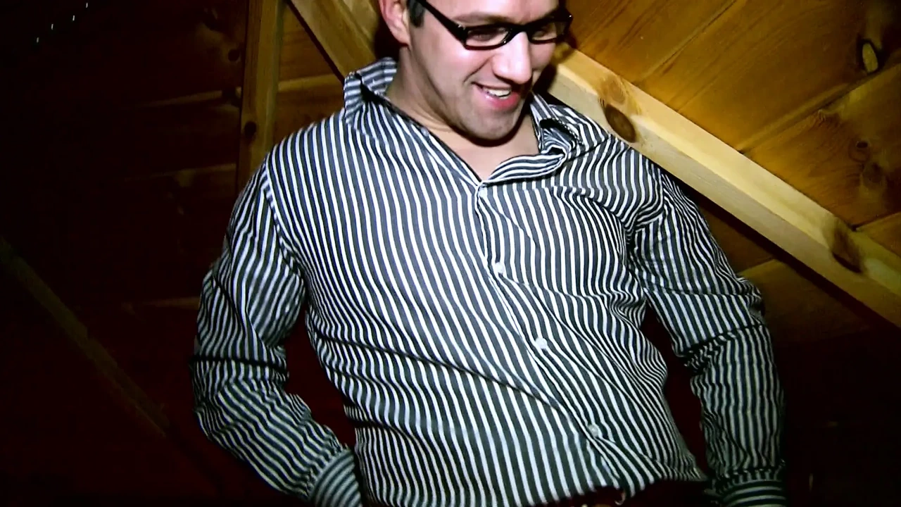 金发女郎在豪华车里和鸡巴玩弄