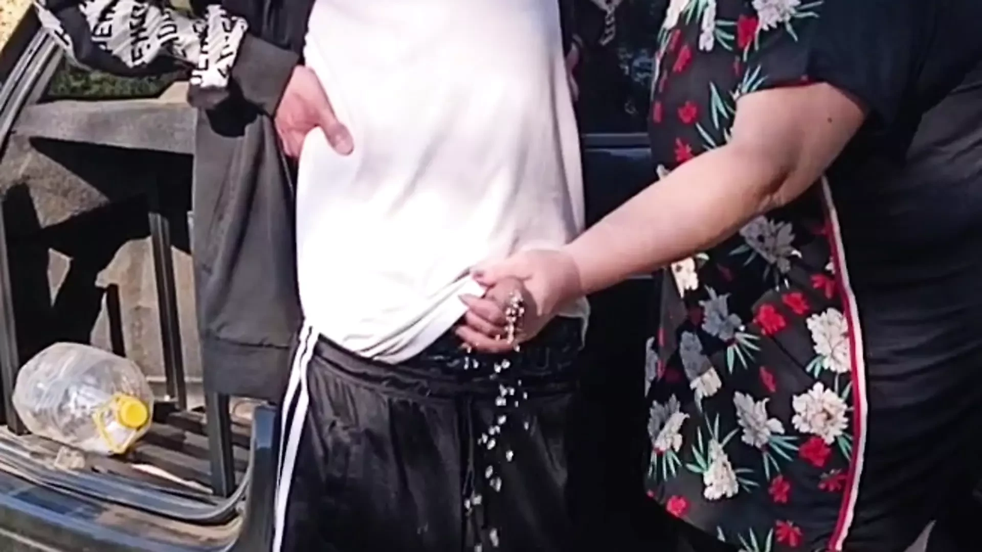 Un vicino mi tiene il cazzo mentre faccio la pipì e poi lo succhia in pubblico