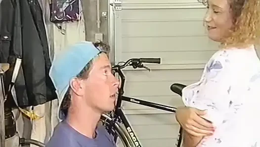 Üvey kız kardeşine çekicin nerede asılı olduğunu gösterir