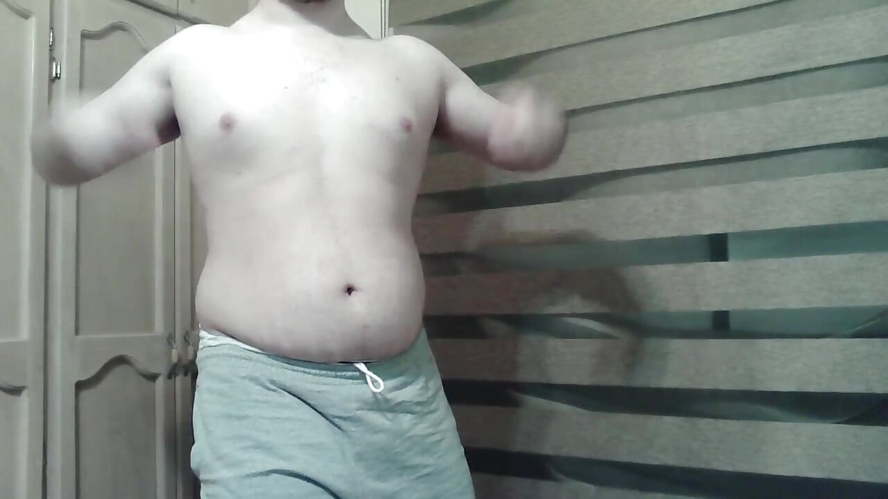 Semental musculoso caliente se muestra y baila