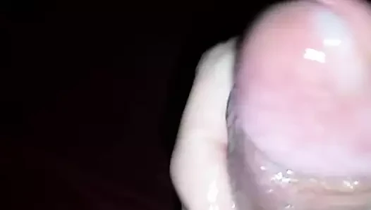 Güzel okşuyor ve boşalıyor