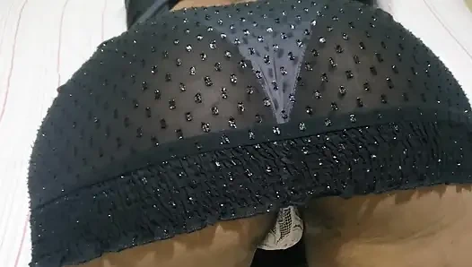 Heißes brünettes zierliches schätzchen in einem heißen kleid mit höschen, um ihre enge muschi zu zeigen