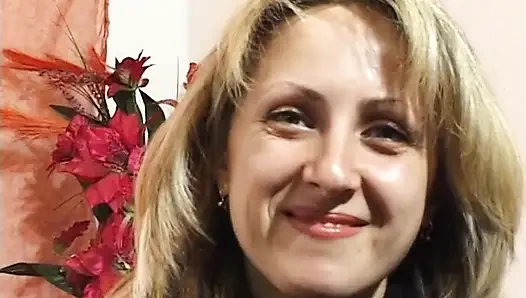 Грудастая блондинка показывает свое тело