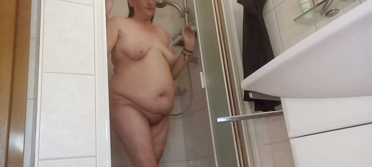 Vatsamakkoni suihkussa