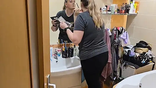 Ich Beobachte, Wie Meine Frau Sich Fertig Macht... Sie Sieht so Gut Aus - Spiegel-make-up-routine