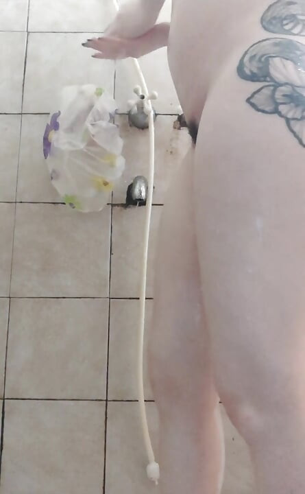 Jeg tager min shampoo på og sæber min krop