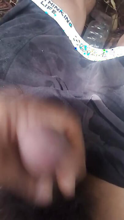 Igram se sa svojim velikim kurcem i masturbiram dok ne dođem i izvadim mlijeko