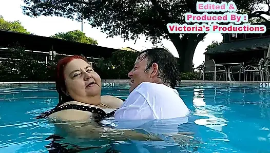 Krankenschwester Vicki und hübsche harry haben spaß beim küssen im pool!