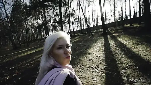 Tinder'dan rastgele adamla yürüyüşte riskli halka açık sikiş