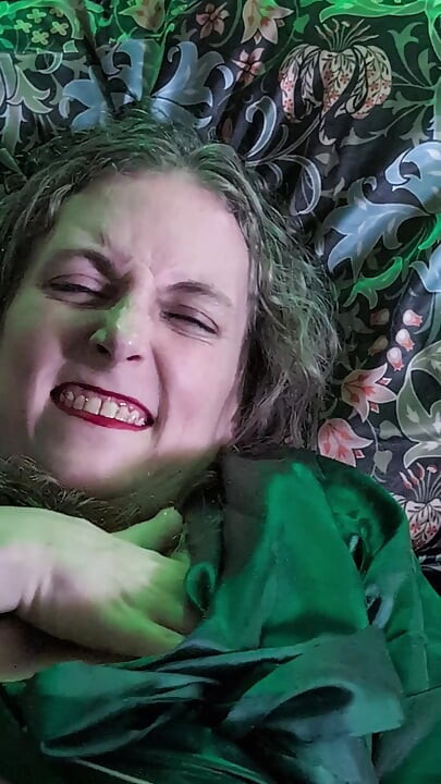 Fellation, gros gode et footjob à la fin !