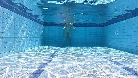 Fetish berenang - berenang di bawah air sambil bugil