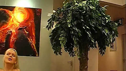 Blonde Bombe Reitet Schwanz Wild Und Squirtet Hart