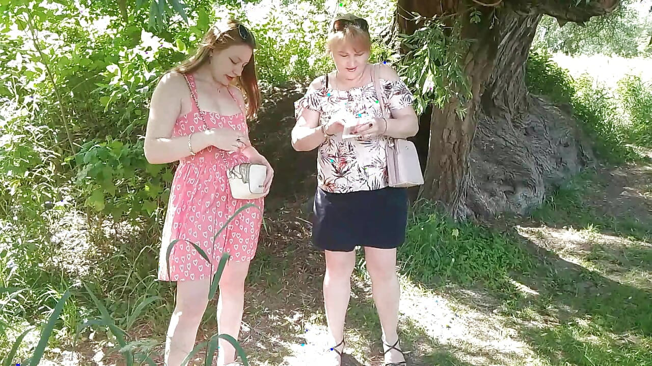 Twee vrouwen meisje en rijpe milf trokken rood slipje uit terwijl ze op de kant van de weg plassend in openbare plas buitenshuis buiten lesbiennes kussen