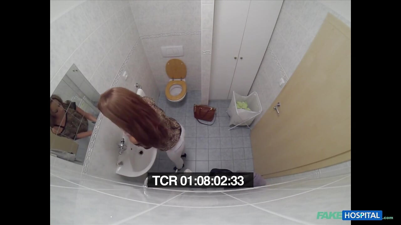בית חולים מזויף - תחת צעיר וחם נדפק לבדיקה מלאה, מקבל גמירה בפנים