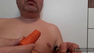 Karotte aus schmutzigem Loch gefressen