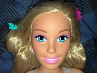 Éjaculation sur la tête de coiffage de Barbie 3