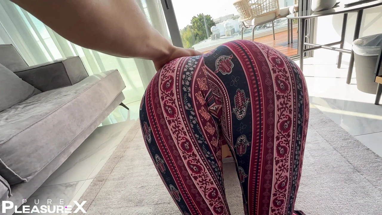 拉丁女郎在鸡巴上撸管 - 鲸鱼尾巴疯狂