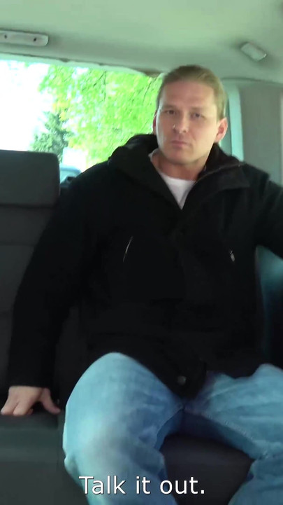 כוכבת פורנו חזה גדול ג'רושקה רוס מנסה לצוד זרים אבל משיגה רק צוות ואן