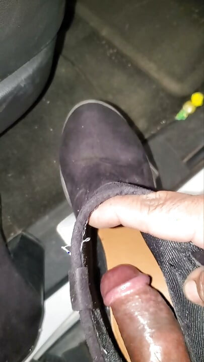 Une prof de gym mécanicien s’enfile des bottes dans sa voiture